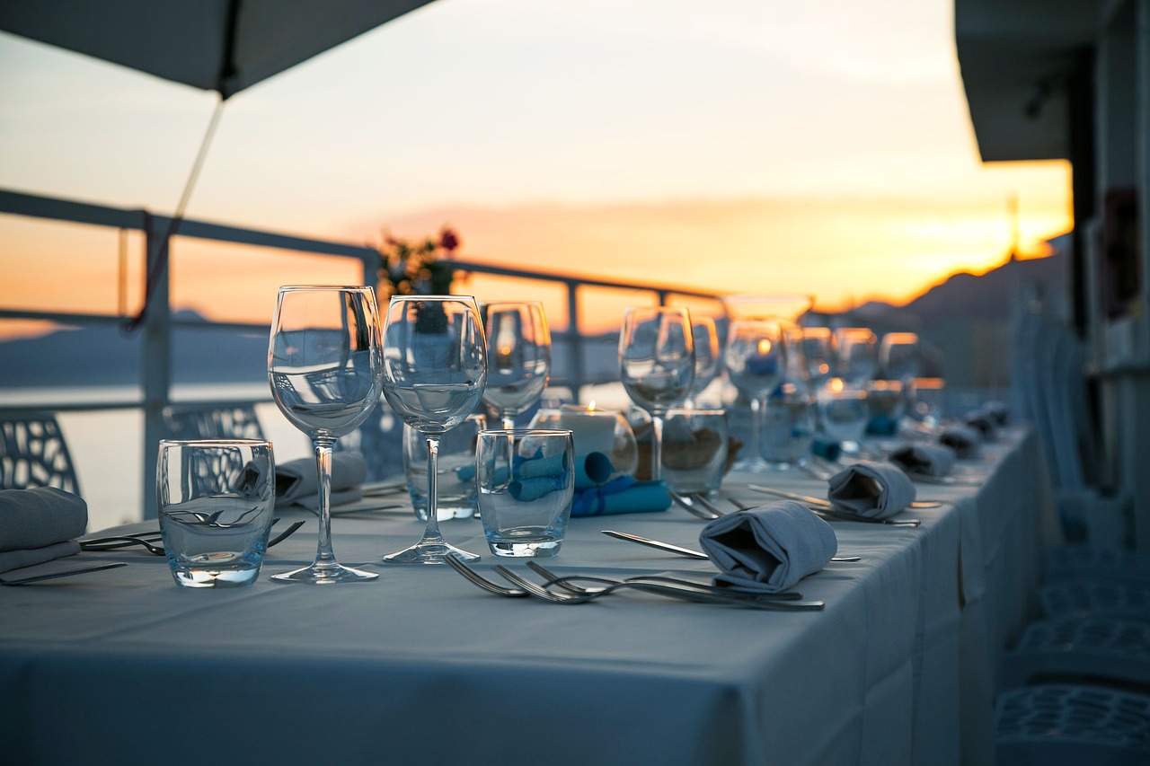 The psychology behind why we recommend splitting the bill on the first date
